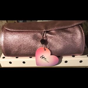 NWT IT cosmetic bag w/ roll out brush organizer!